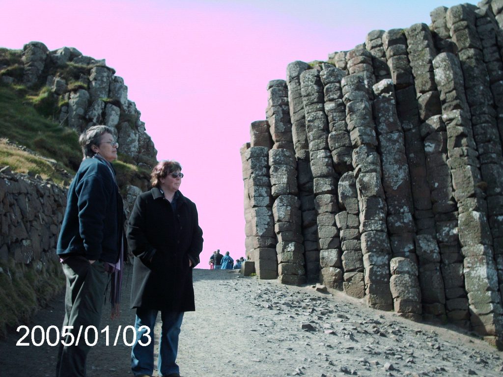 Sur cette photo, Dinah et Wenn contemplent l’imposante barrière pierreuse devant eux.